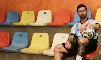 Com referências a 2022 e taça ao lado, Messi posa com a Trionda para Adidas