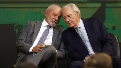 Brasília (DF), 07/08/2025 - Presidente da República, Luiz Inácio Lula da Silva, conversa com o ministro da Justiça, Ricardo Lewandowski, durante cerimônia de inauguração escultura de Burle Marx no ministério da Justiça. Foto: Bruno Peres/Agência Brasil
