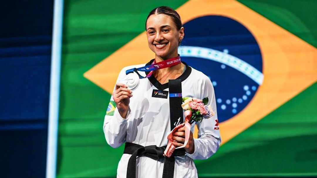 Milena Titoneli com a medalha de prata conquistada no Mundial de Taekwondo