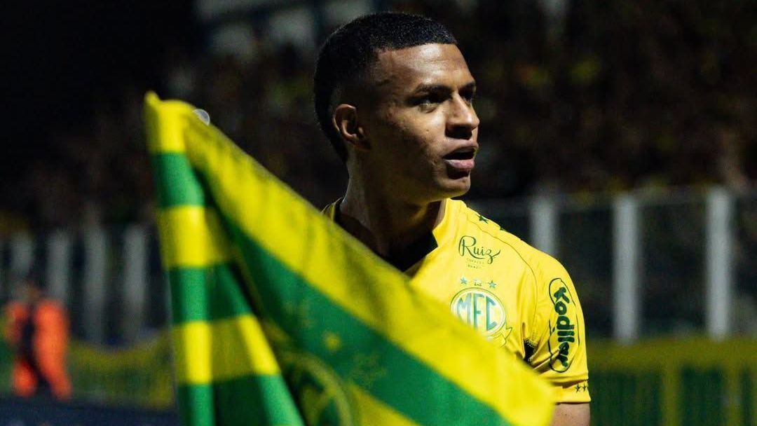 Negueba, do Mirassol, comemorando seu gol contra o Fluminense, pelo Brasileirão
