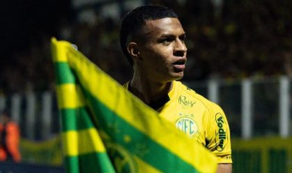 Negueba, do Mirassol, comemorando seu gol contra o Fluminense, pelo Brasileirão
