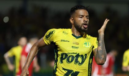 Reinaldo comemora gol do Mirassol contra o Inter
