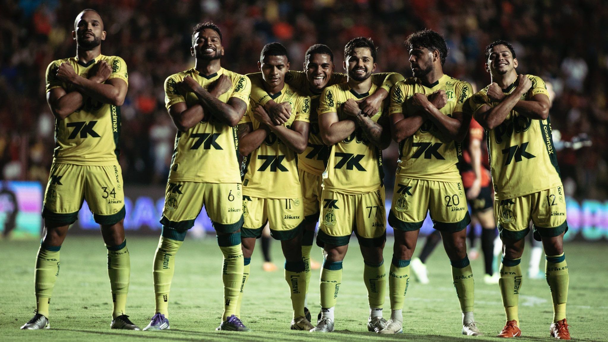 Jogadores do Mirassol comemorando a vitória sobre o Sport, pelo Brasileirão