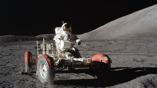 Astronauta Eugene A. Cernan no Veículo Lunar (LRV) durante a primeira parte da atividade extraveicular (EVA) da Apollo 17, em 1972