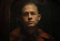 "Monstros": Charlie Hunnam se sentiu perturbado após estudar serial killer