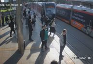Vídeo: Mulher é salva de ser atropelada em estação de bonde na Turquia