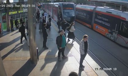 Vídeo: Mulher é salva de ser atropelada em estação de bonde na Turquia