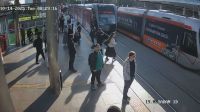 Vídeo: Mulher é salva de ser atropelada em estação de bonde na Turquia