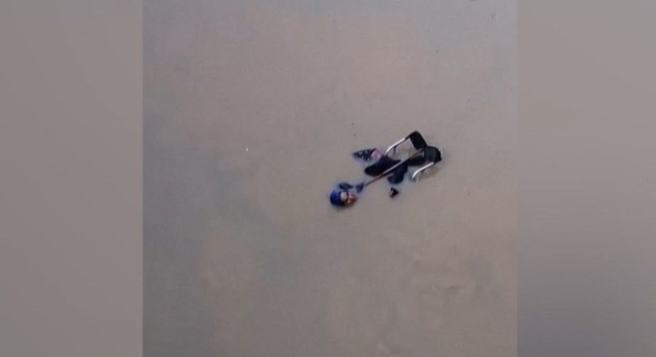 Mulher em cadeira de rodas é salva de afogamento na Turquia