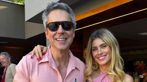 Alexandre Nero e Carolina Dieckmmann usam look monocromático em festa de "Vale Tudo"