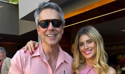 Alexandre Nero e Carolina Dieckmmann usam look monocromático em festa de "Vale Tudo"