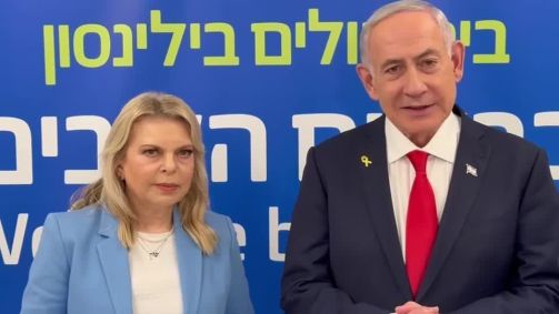 Benjamin Netanyahu e esposa Sara visitam ex-reféns do Hamas em hospital de Israel