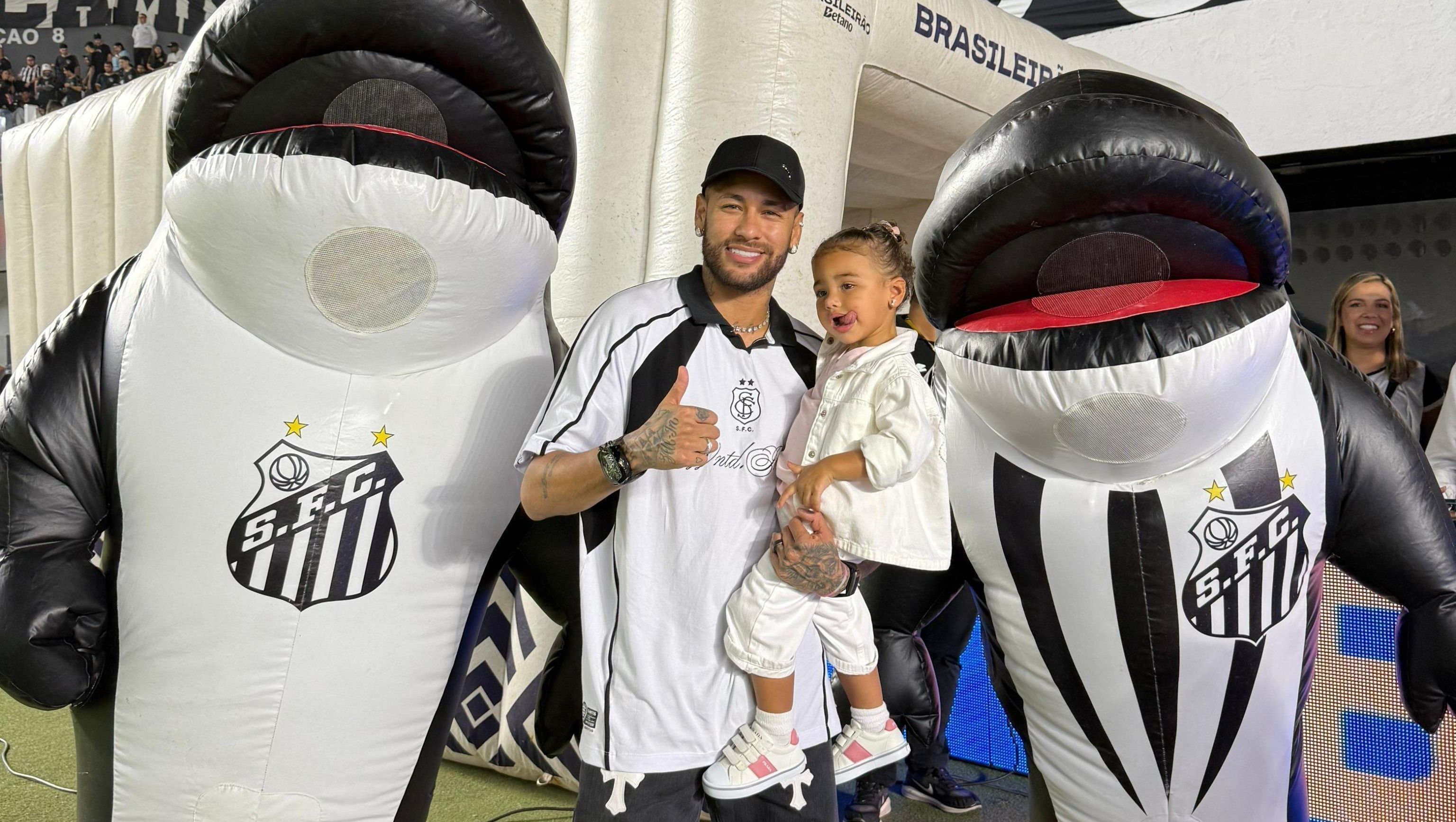 Neymar com sua filha Mavie no colo antes de Santos x Corinthians pelo Brasileirão