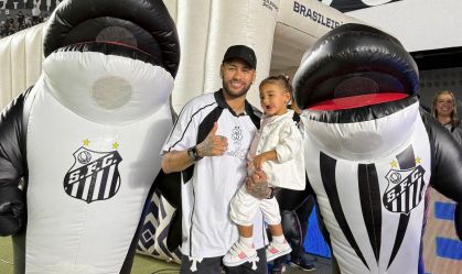 Neymar vai à Vila com Mavie, que rouba a cena "imitando" o pai