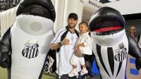 Neymar vai à Vila com Mavie, que rouba a cena "imitando" o pai