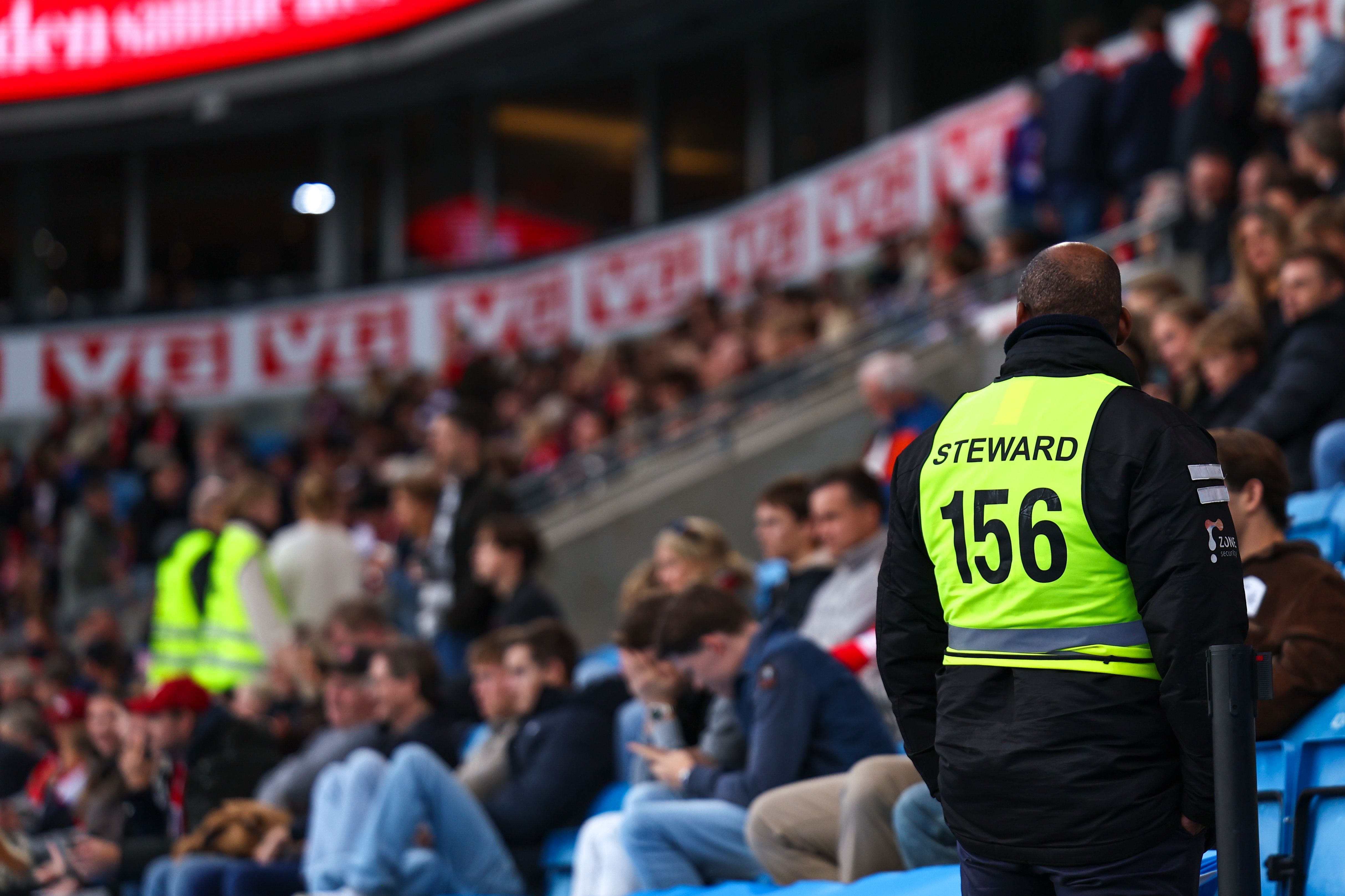 Seguranças dentro do Estádio Ullevaal após protestos do lado de fora para Noruega x Israel