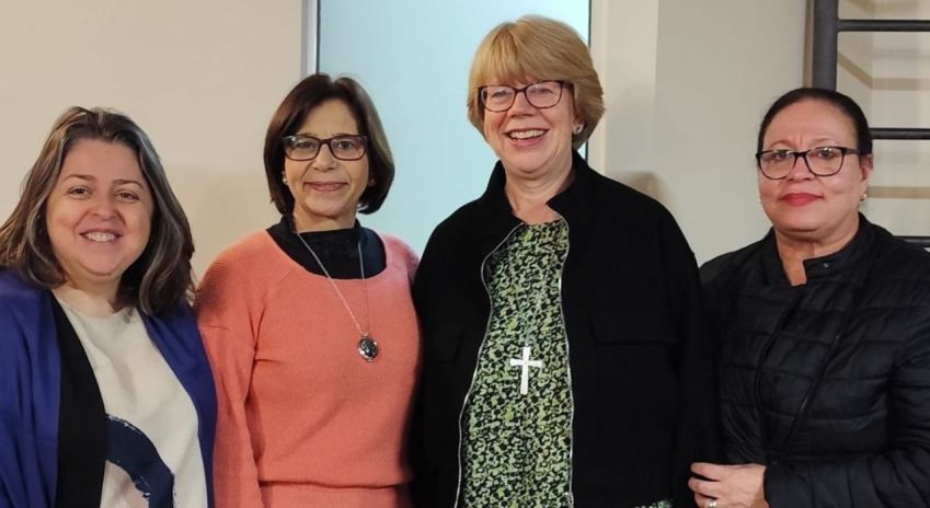 Da esquerda para a direita: Marinez Bassotto, bispa Primaz da IEAB; Meriglei Simim, bispa da Diocese Anglicana de Pelotas; Sarah Mullally, nova arcebispa da Cantuária da Igreja Anglicana da Inglaterra; e Magda Guedes, bispa da Diocese Anglicana do Paraná • IGREJA EPISCOPAL ANGLICANA NO BRASIL (IEAB)