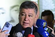 Presidente da CPMI do INSS chora ao falar sobre fraudes contra idosos