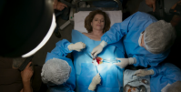 "Vale Tudo": Debora Bloch mostra bastidores da cirurgia de Odete Roitman