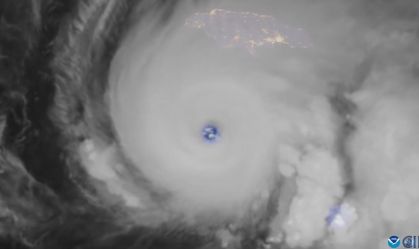 Vídeo mostra olho do furacão Melissa com "tempestade" de raios; veja