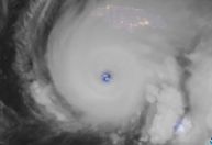 Vídeo mostra olho do furacão Melissa com "tempestade" de raios; veja