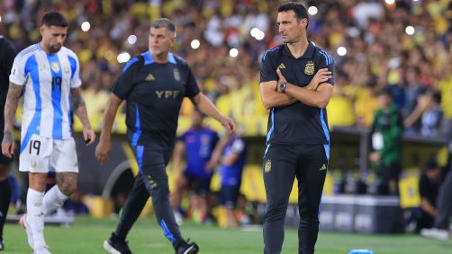 O técnico Lionel Scaloni observa enquanto o zagueiro Nicolás Otamendi deixa o gramado após ser expulso em Equador 1 x 0 Argentina