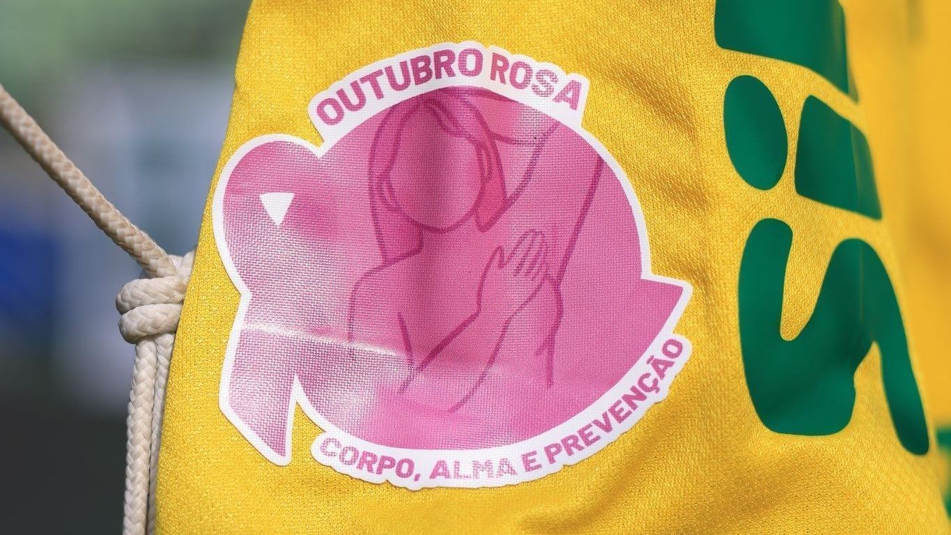 Palmeiras enfrenta o Bragantino com patch especial do Outubro Rosa na manda do uniforme