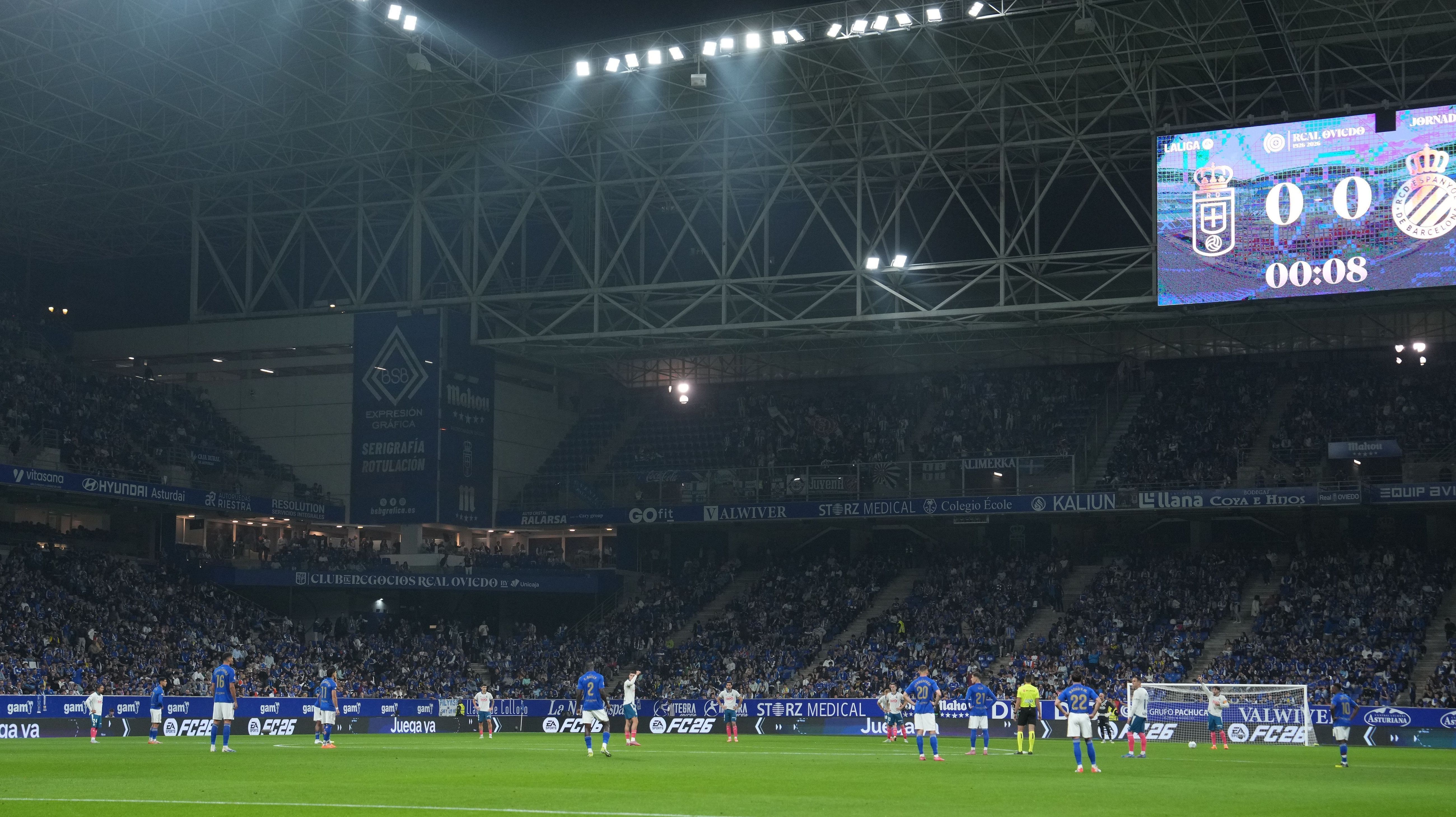 Jogadores de Oviedo e Espanyol protestam durante partida de LaLiga