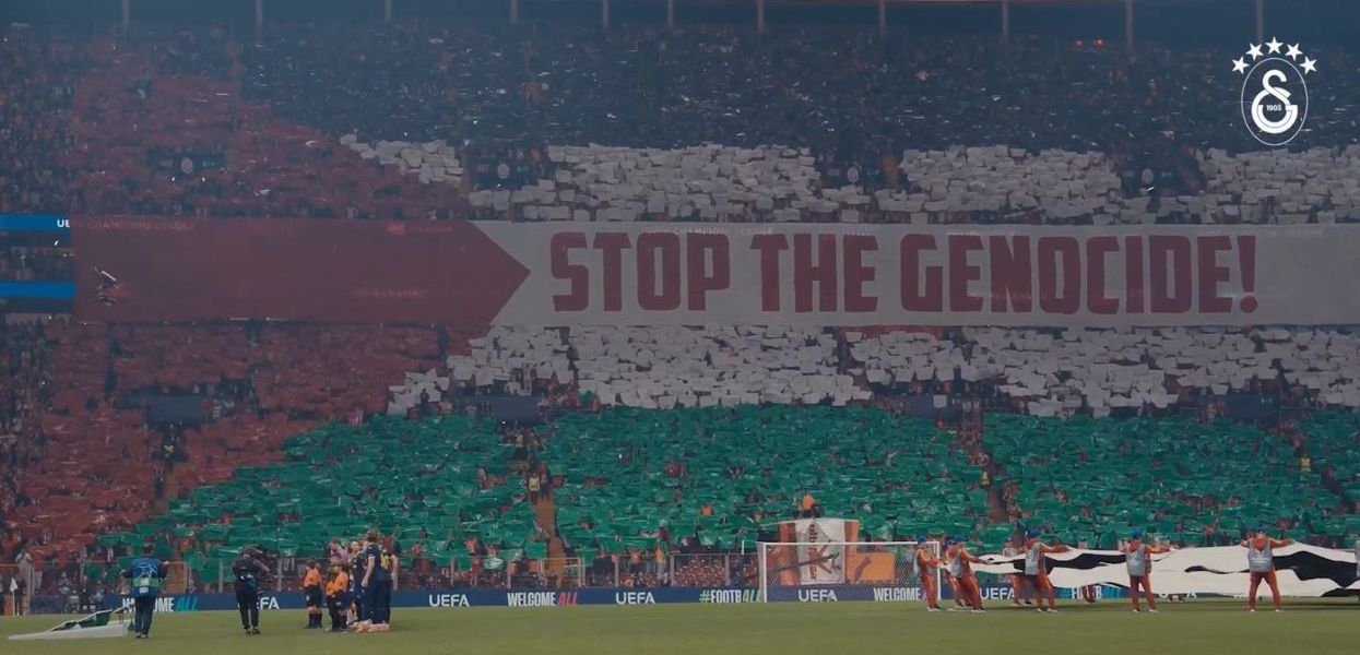 Manifestação dos torcedores do Galatasaray em jogo contra o Bodo/Glimt, pela Champions League