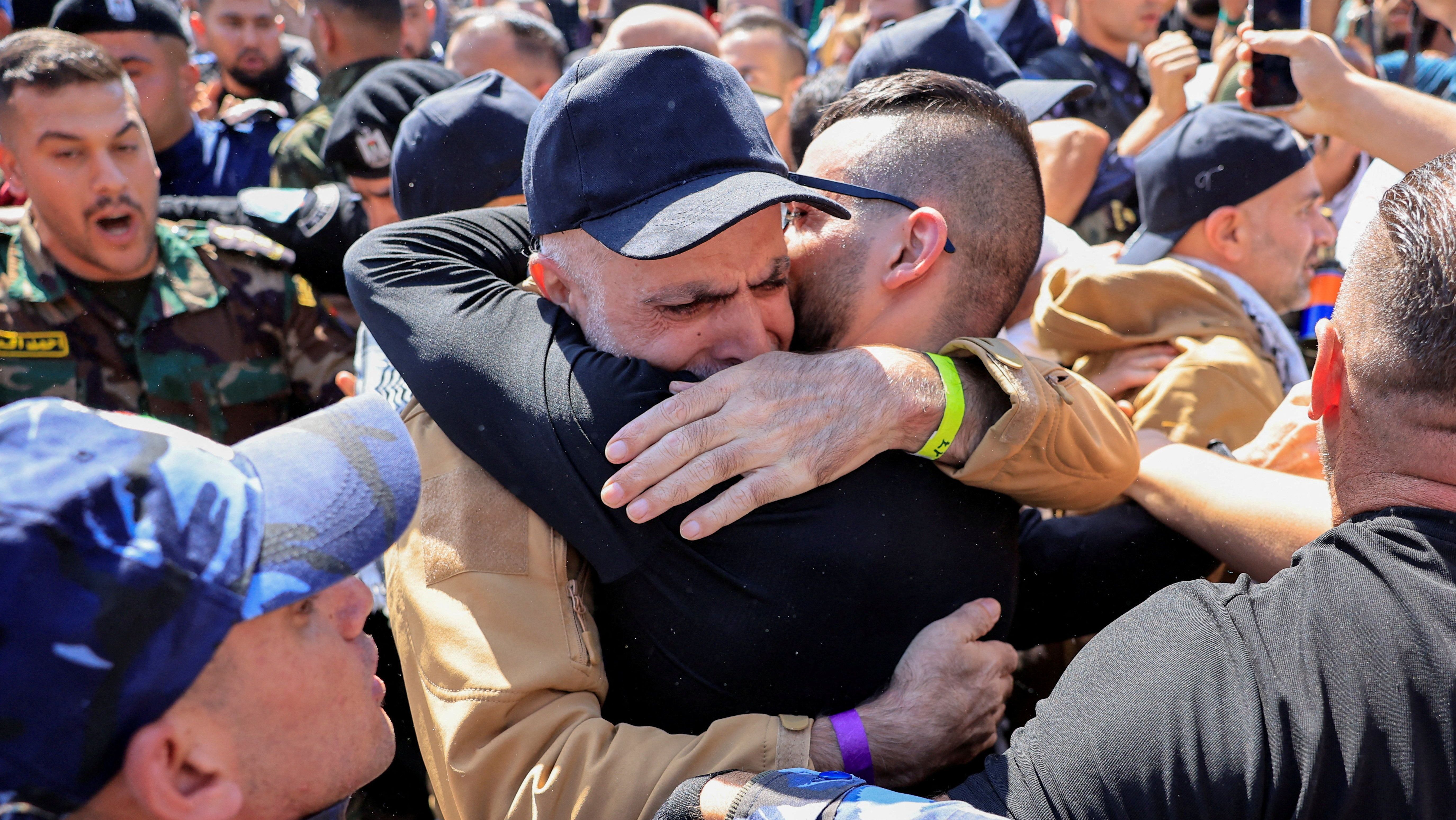 Prisioneiro palestinos libertado por Israel abraça parentes em Ramallah, na Cisjordânia ocupada por Israel