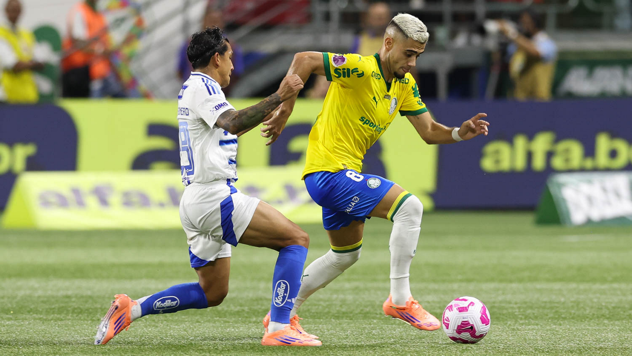 Andreas Pereira, do Palmeiras, disputa a bola com adversário do Cruzeiro