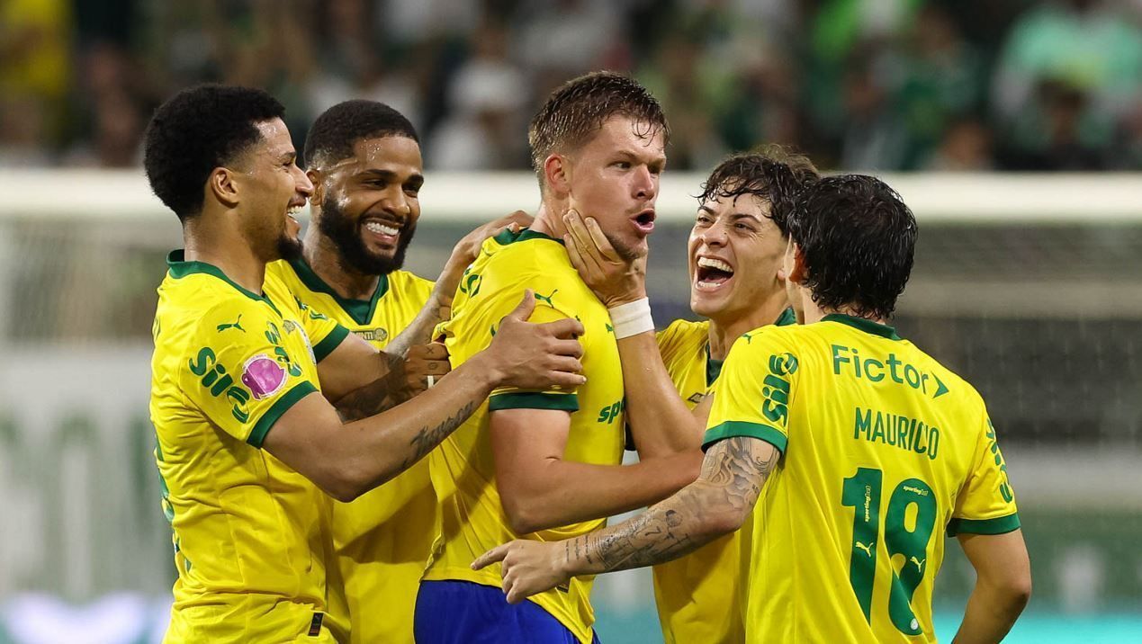 Jogadores do Palmeiras celebram um dos gols da goleada sobre o Red Bull Bragantino