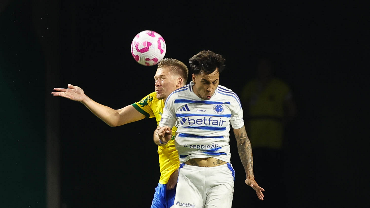 Disputa de bola na partida entre Palmeiras e Cruzeiro, pela 30ª rodada do Brasileirão