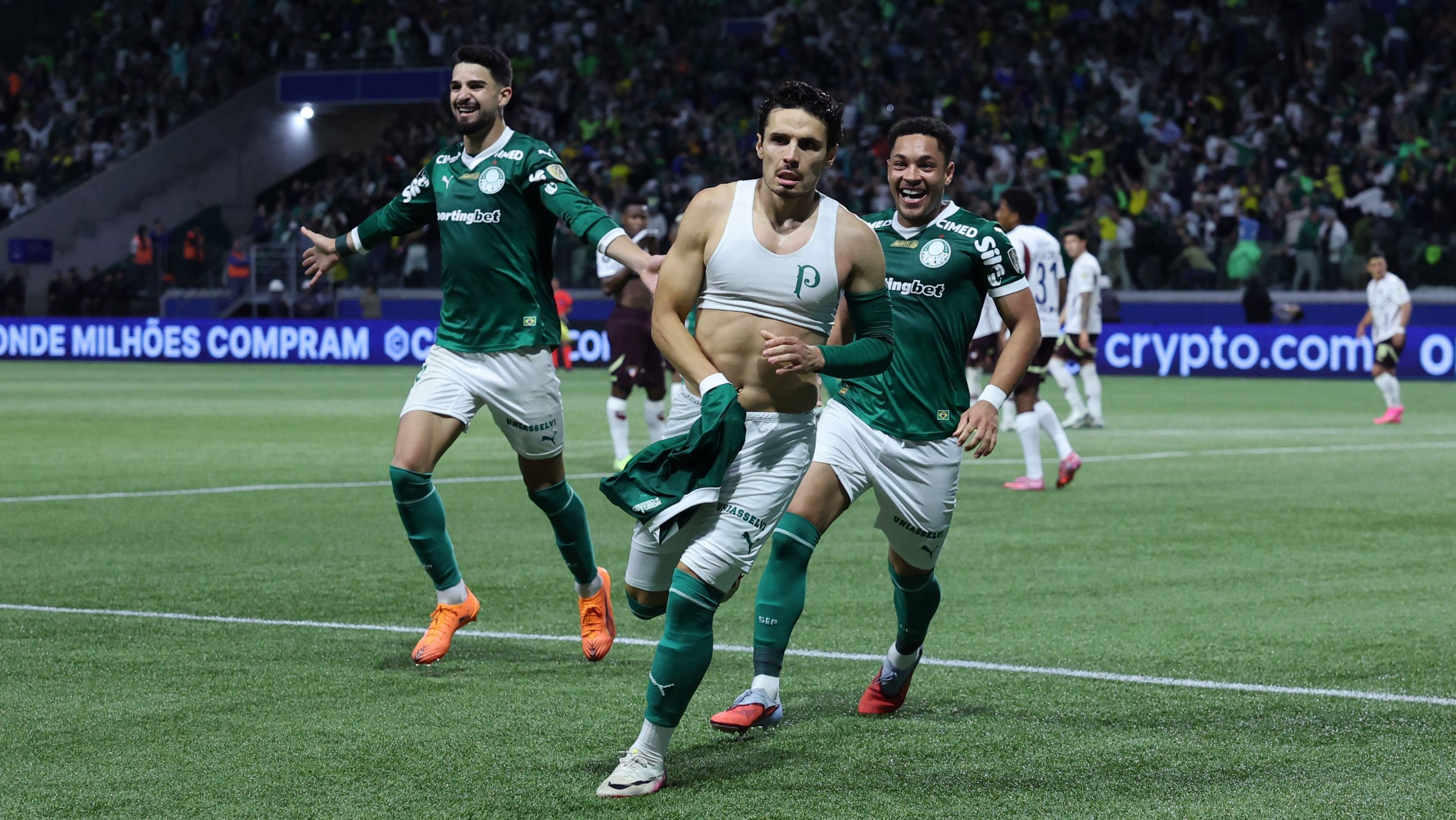 Jogadores do Palmeiras comemorando o quarto gol contra a LDU, pela semifinal da Copa Libertadores