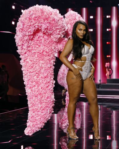 Paloma Elsesser no desfile da Victoria's Secret Fashion Show 2025 • Taylor Hill/WireImage