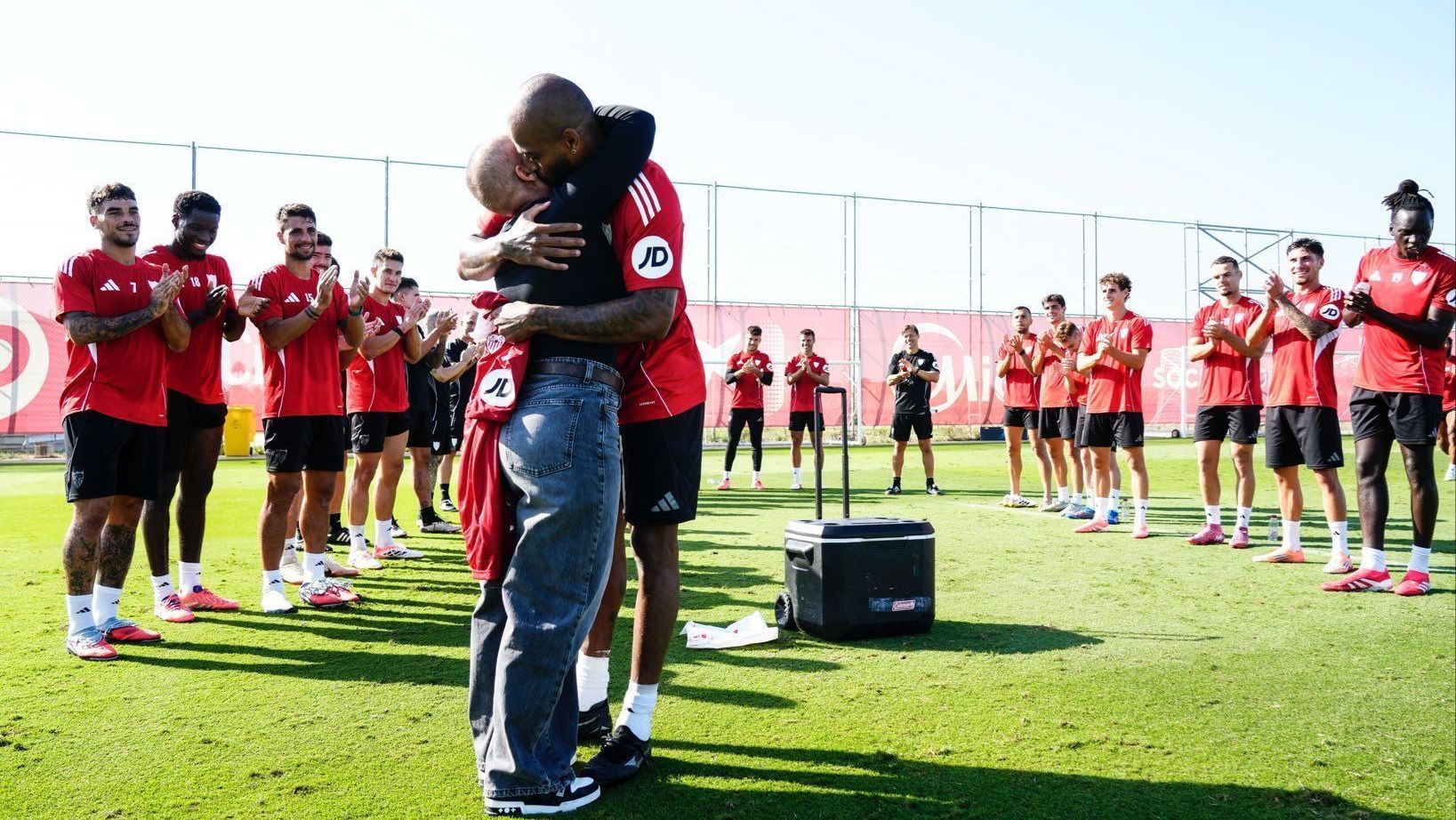 Fim do tratamento de Pâmela foi comemorado pelo elenco do Sevilla
