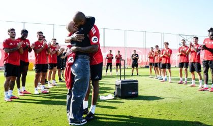 Elenco do Sevilla homenageia esposa de brasileiro após fim da quimioterapia