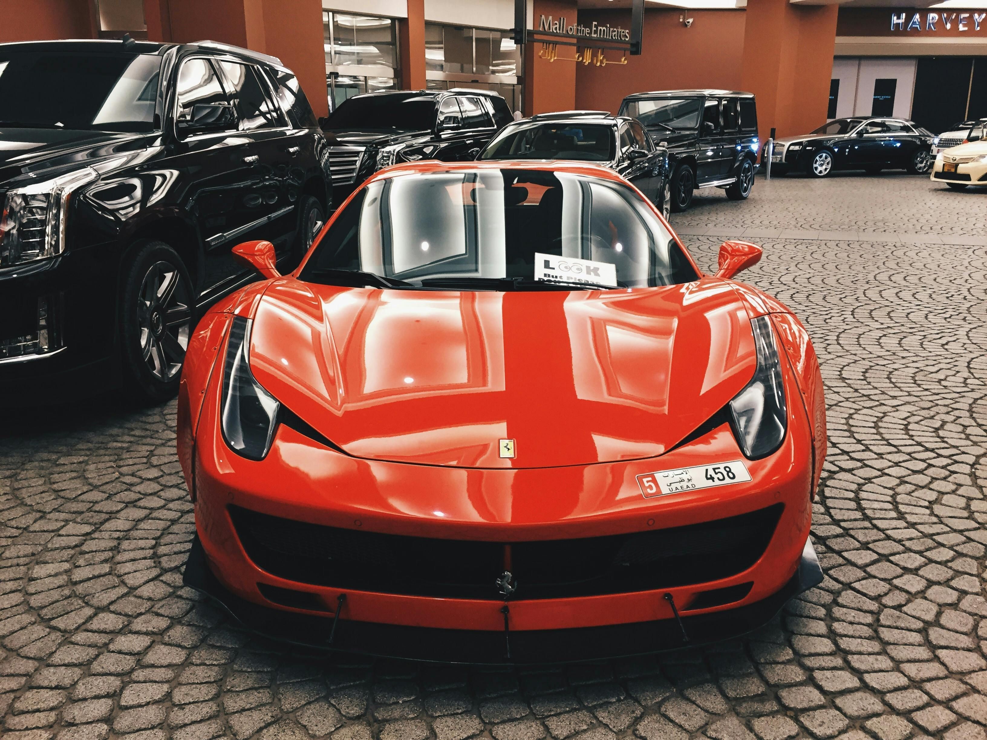 Patente da Ferrari revela sistema que detecta guias e obstáculos baixos e aciona os freios automaticamente para evitar que a dianteira dos supercarros raspe no solo.