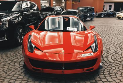 Ferrari registra tecnologia que freia o carro para evitar raspar a frente