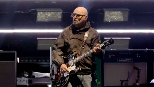 Paul Arthurs se apresenta com a turnê "Oasis Live '25 World Tour" no Rose Bowl Stadium, em Pasadena, na Califórnia