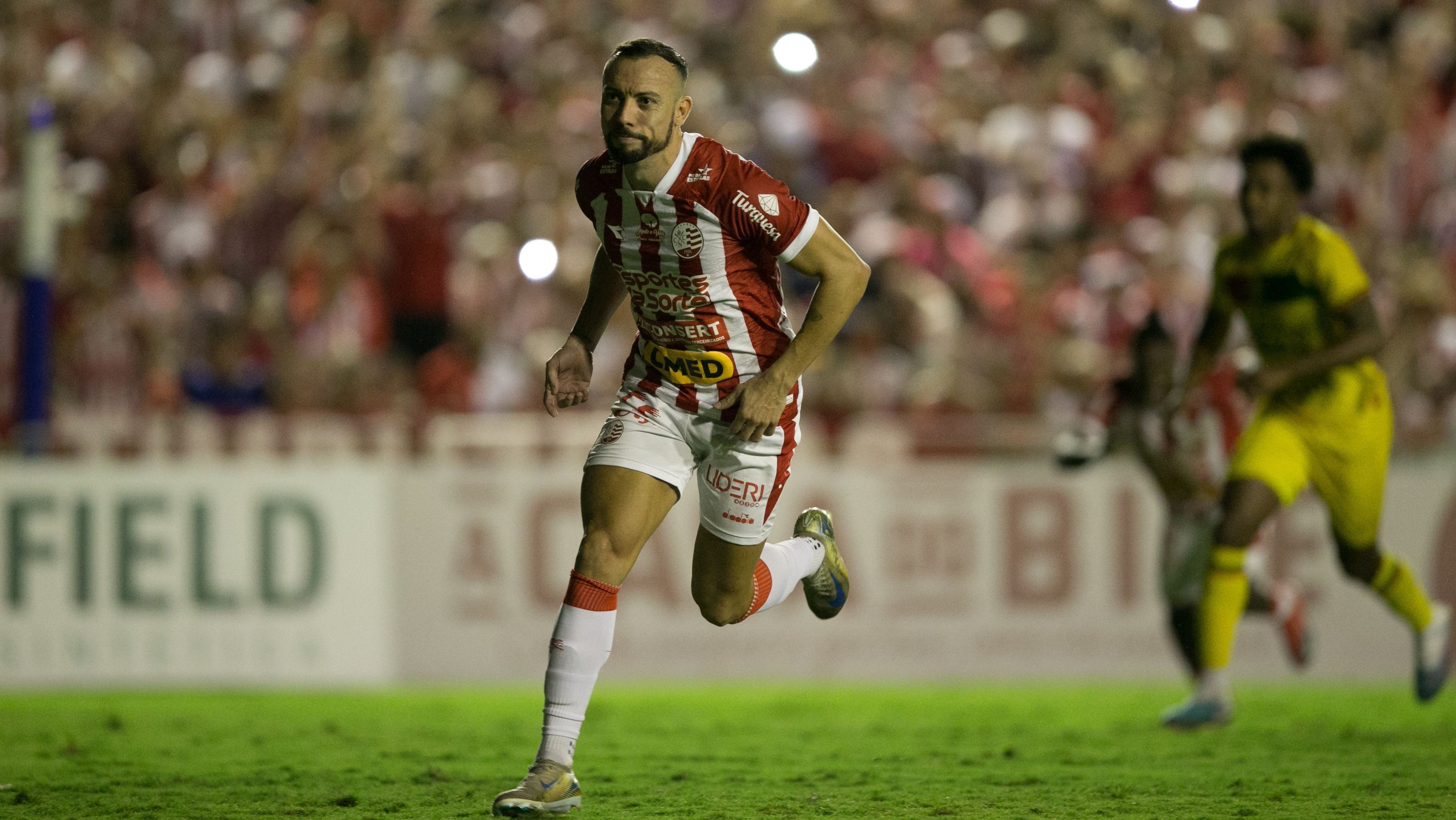 Paulo Sérgio comemora gol que garantiu o acesso do Náutico à Série B do Brasileirão