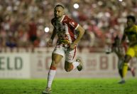 Com gol heróico no final, Náutico bate Brusque e garante acesso à Série B