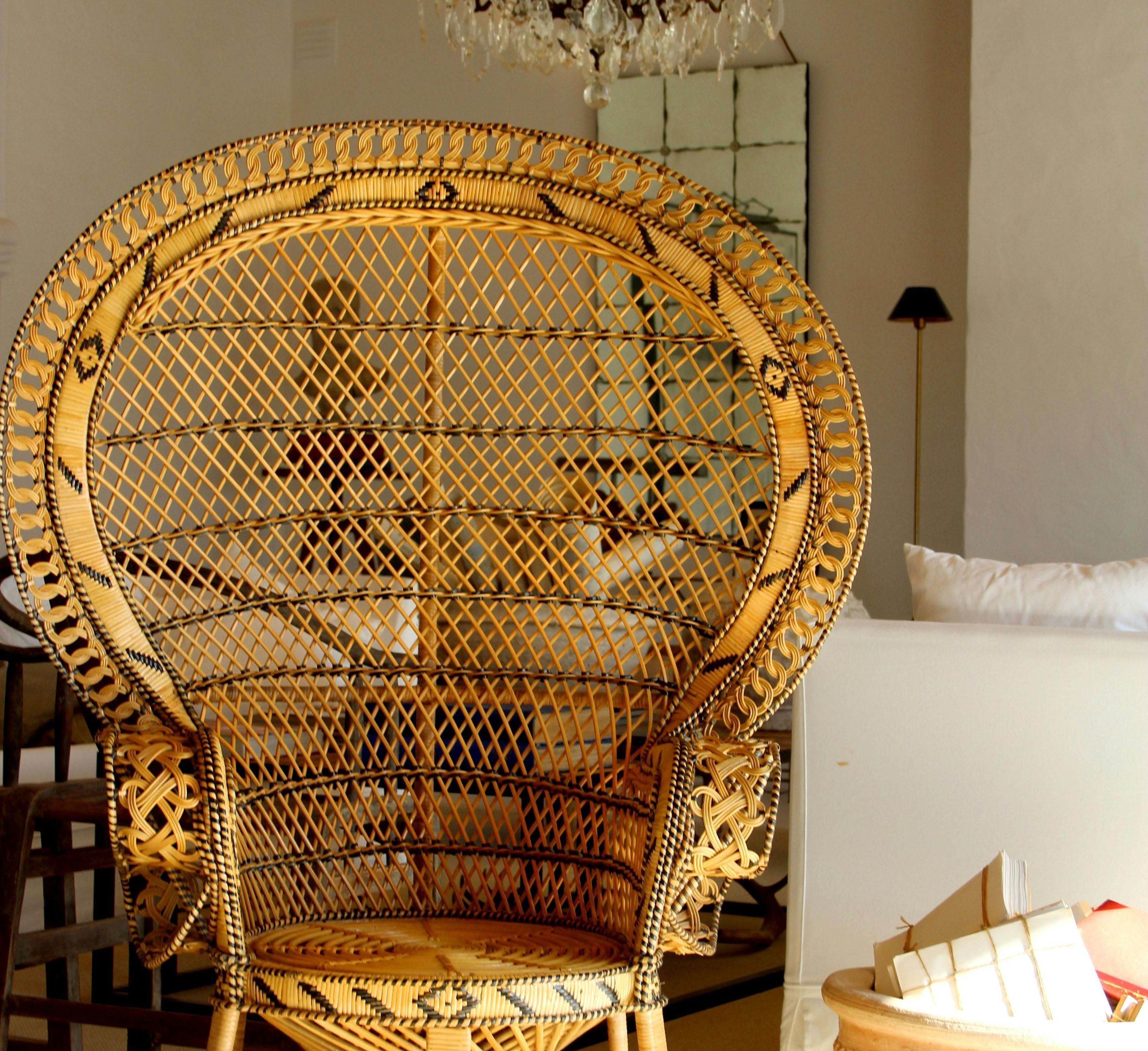 A Peacock Chair, nascida do artesanato filipino em rattan, tornou-se símbolo mundial de identidade e resistência cultural.