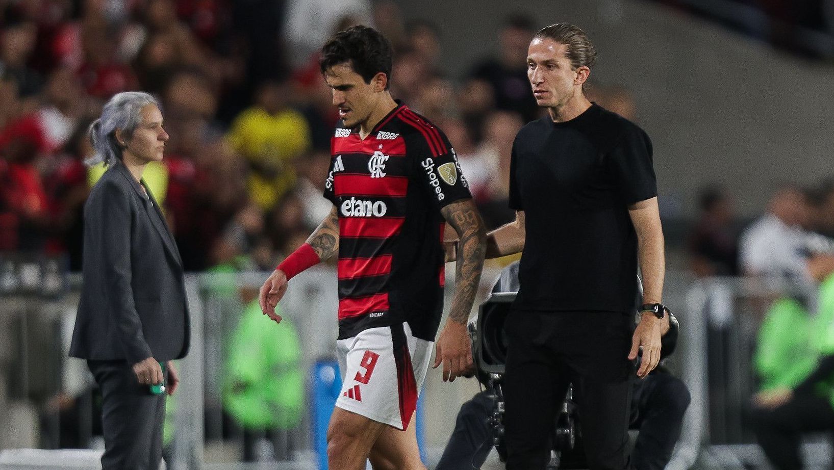 Pedro deixa o campo após lesão no duelo entre Flamengo e Racing, no jogo de ida da semifinal da Libertadores
