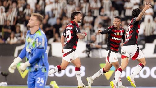 Jogadores do Flamengo comemorando o gol sobre o Botafogo, pelo Brasileirão