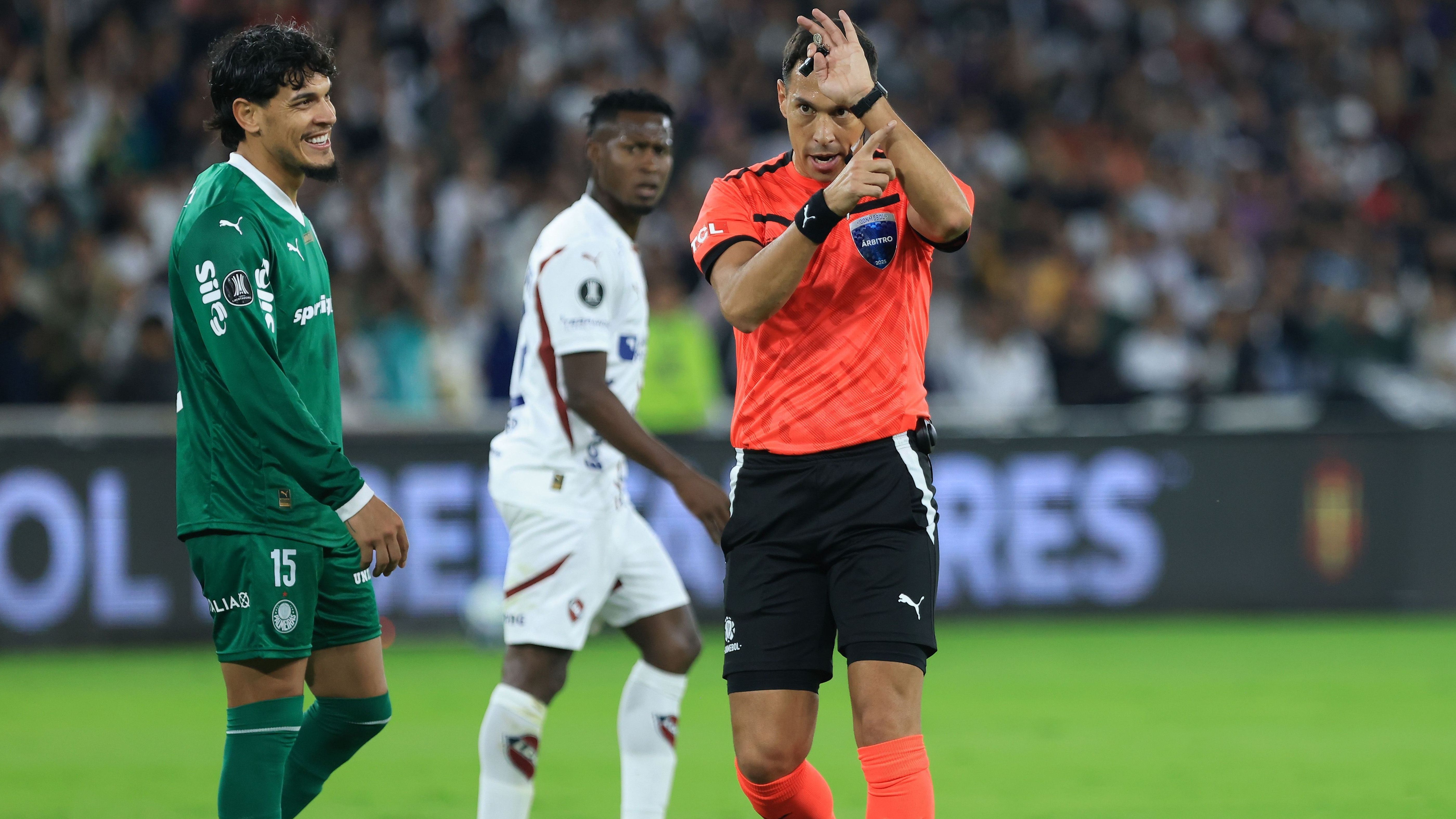 Árbitro Facundo Tello aponta que Andreas Pereira cometeu pênalti em LDU x Palmeiras pela Libertadores
