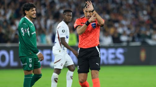 Árbitro Facundo Tello aponta que Andreas Pereira cometeu pênalti em LDU x Palmeiras pela Libertadores