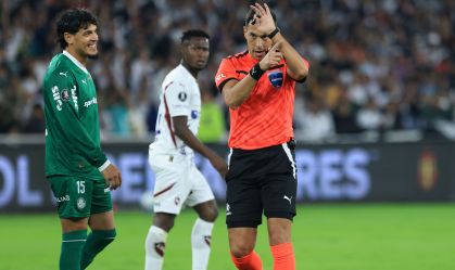 Foi falta? Veja pênalti para a LDU contra o Palmeiras