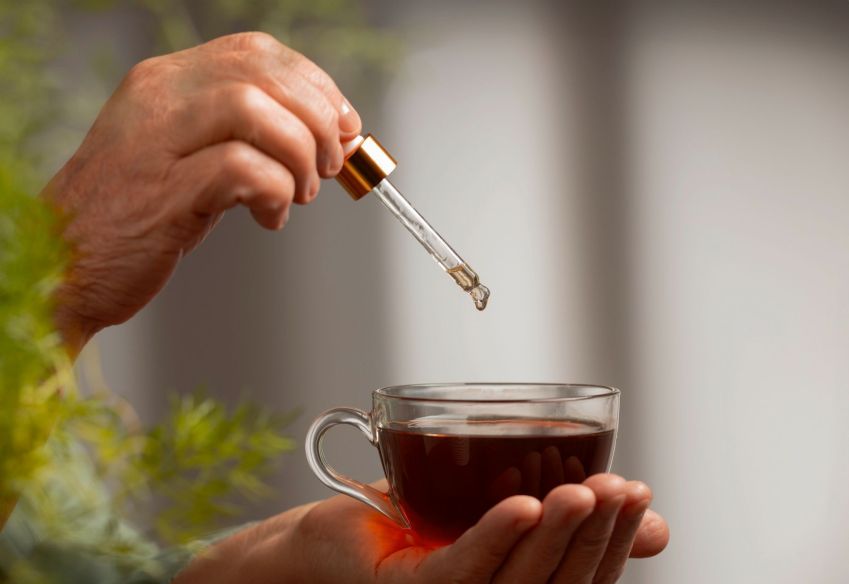 A ideia de usar um adoçante para tratar a calvície aproveita a capacidade da estévia de formar microagulhas • Freepik