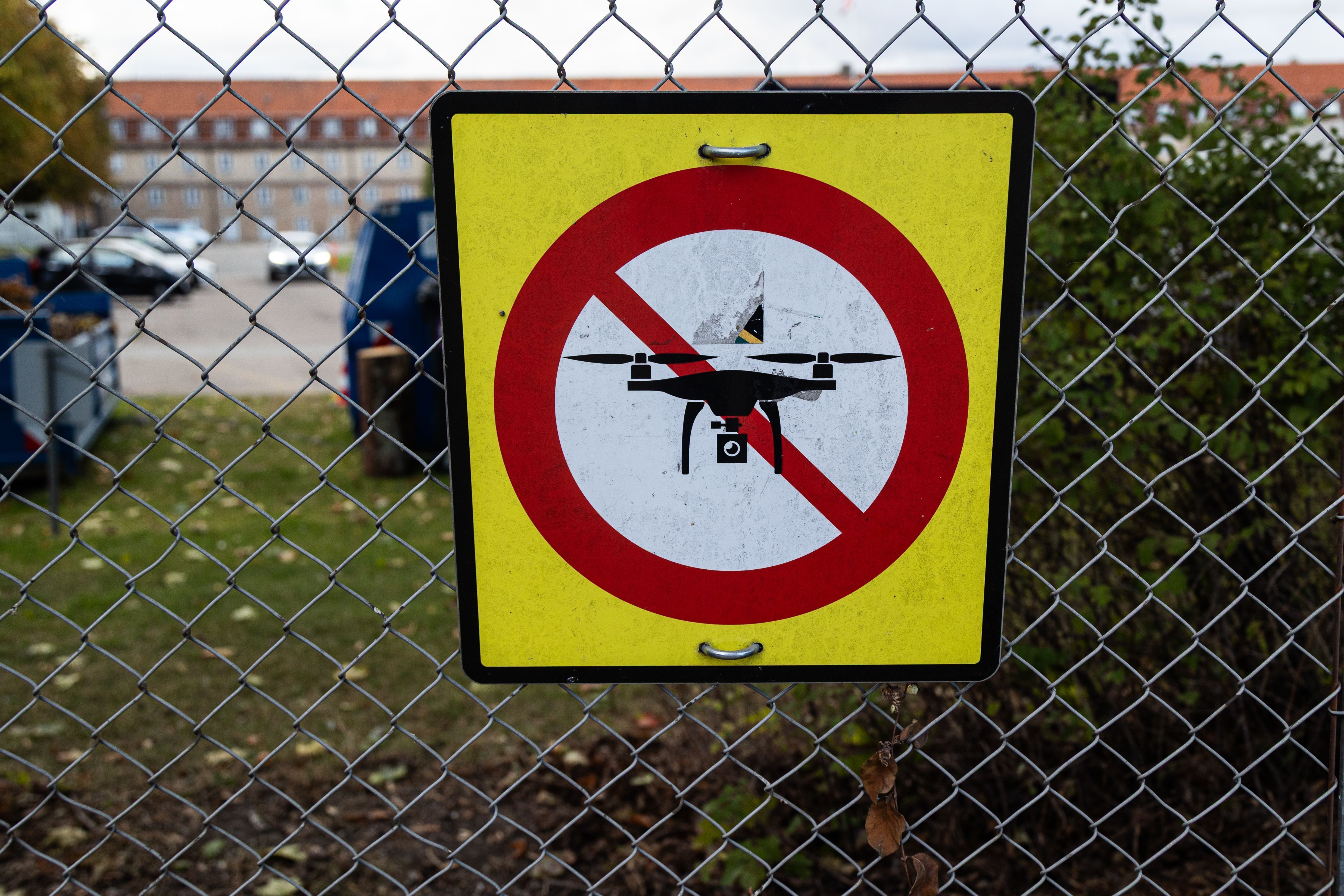 Uma placa alerta sobre uma zona de exclusão aérea em Copenhague, Dinamarca, em 29 de setembro